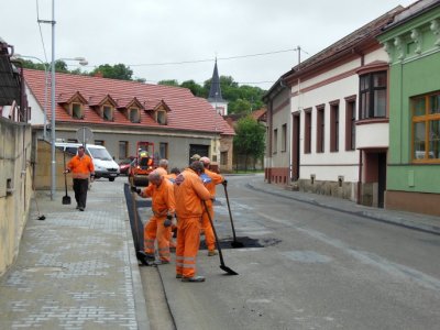 V Rájci-Jestřebí finišují opravy chodníků a dvou ulic v centru